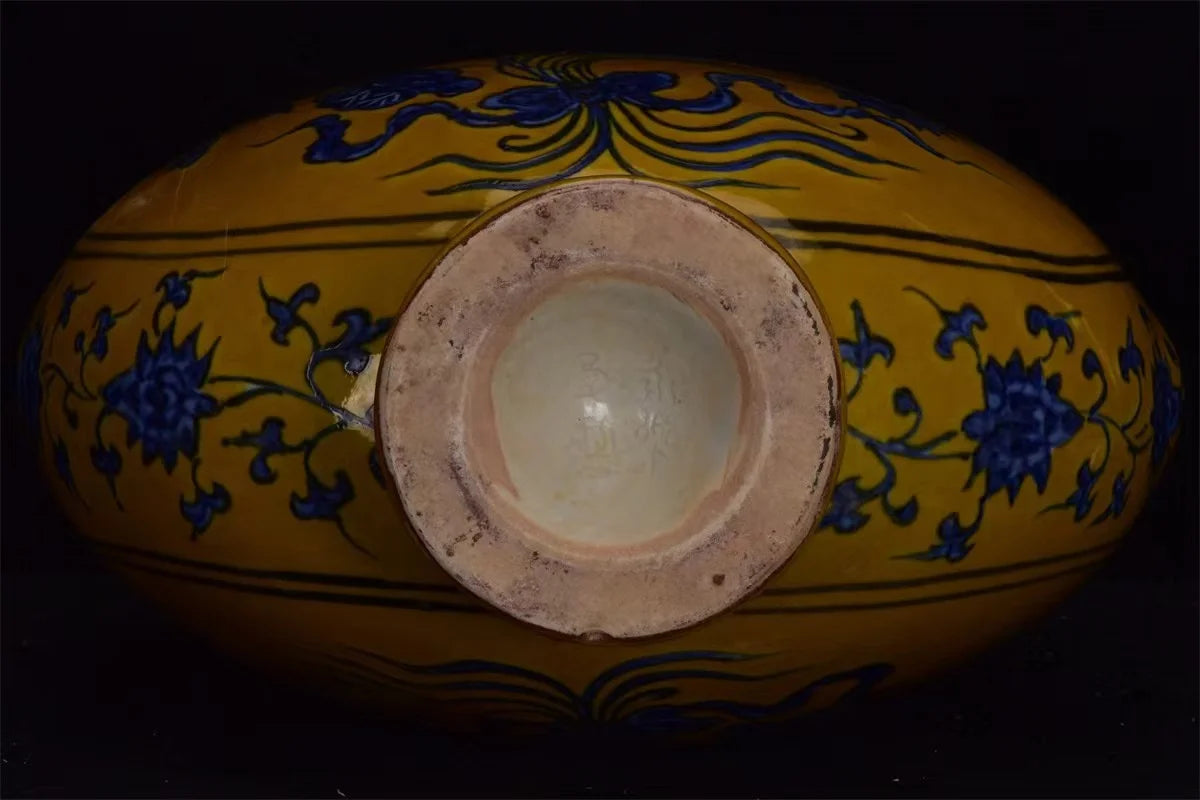 Ming Dynasty (Xuande:1399-1435)Colorful glazed bottle,A bunch of lotus flowers