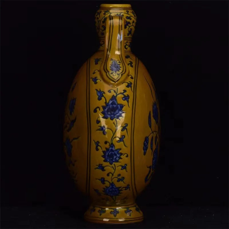 Ming Dynasty (Xuande:1399-1435）Colorful glazed bottle,A bunch of lotus flowers