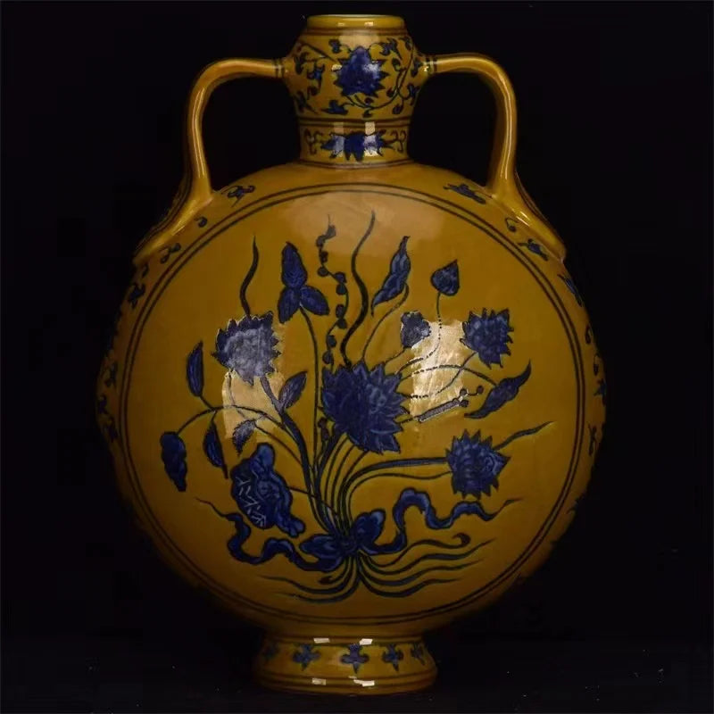 Ming Dynasty (Xuande:1399-1435）Colorful glazed bottle,A bunch of lotus flowers