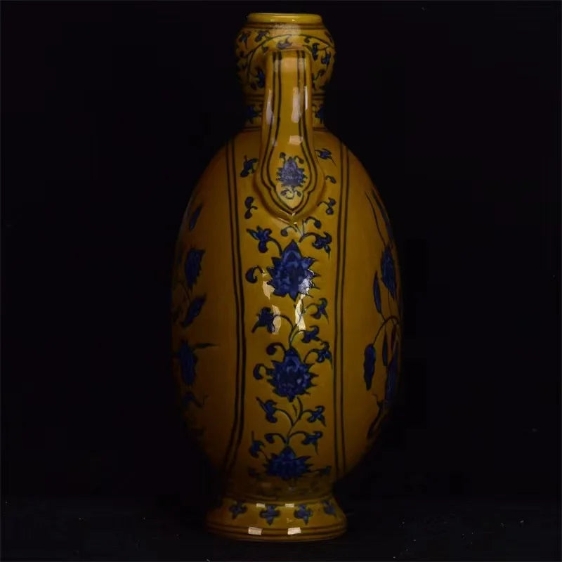 Ming Dynasty (Xuande:1399-1435）Colorful glazed bottle,A bunch of lotus flowers