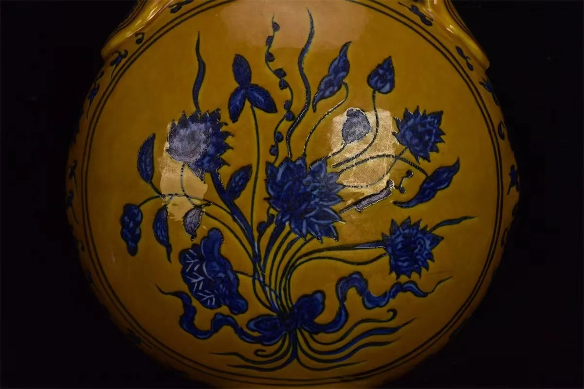 Ming Dynasty (Xuande:1399-1435）Colorful glazed bottle,A bunch of lotus flowers