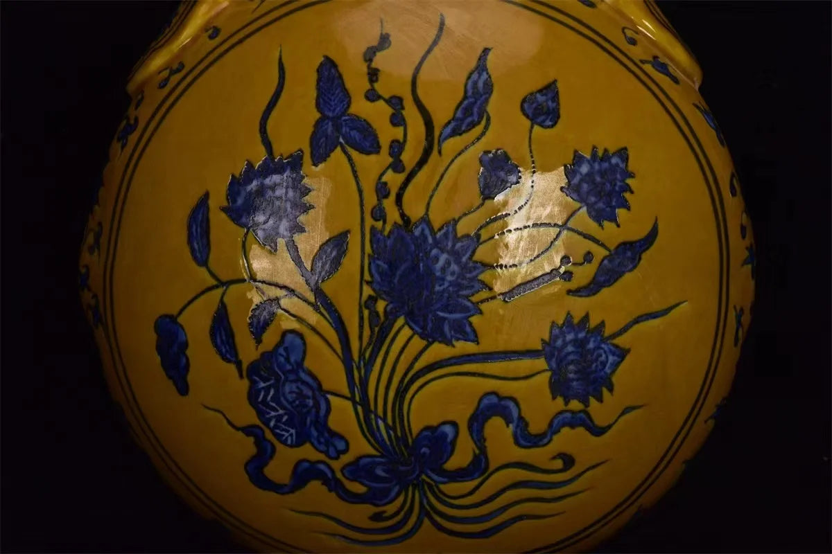 Ming Dynasty (Xuande:1399-1435）Colorful glazed bottle,A bunch of lotus flowers