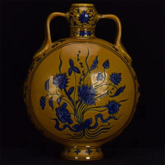 Ming Dynasty (Xuande:1399-1435）Colorful glazed bottle,A bunch of lotus flowers