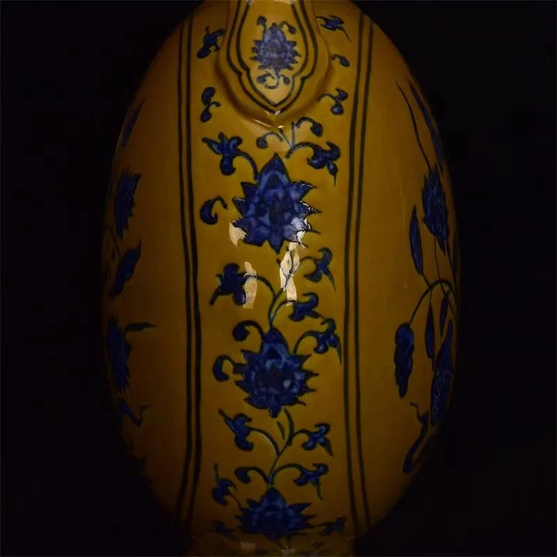 Ming Dynasty (Xuande:1399-1435）Colorful glazed bottle,A bunch of lotus flowers